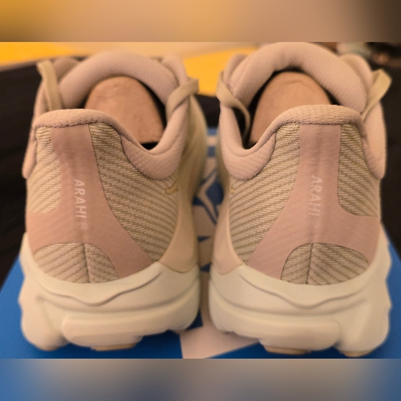 NEW IN BOX Hoka "Arahi 8" Women's Size 9 - Picture 6 of 12